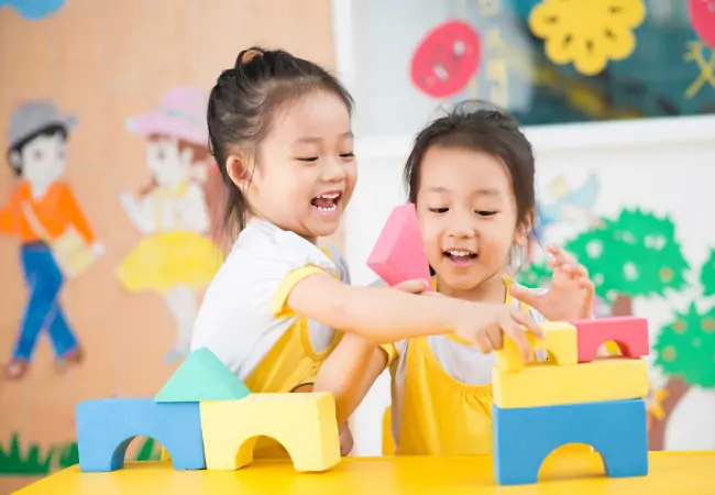 Nên cho con học trường quốc tế hay công lập