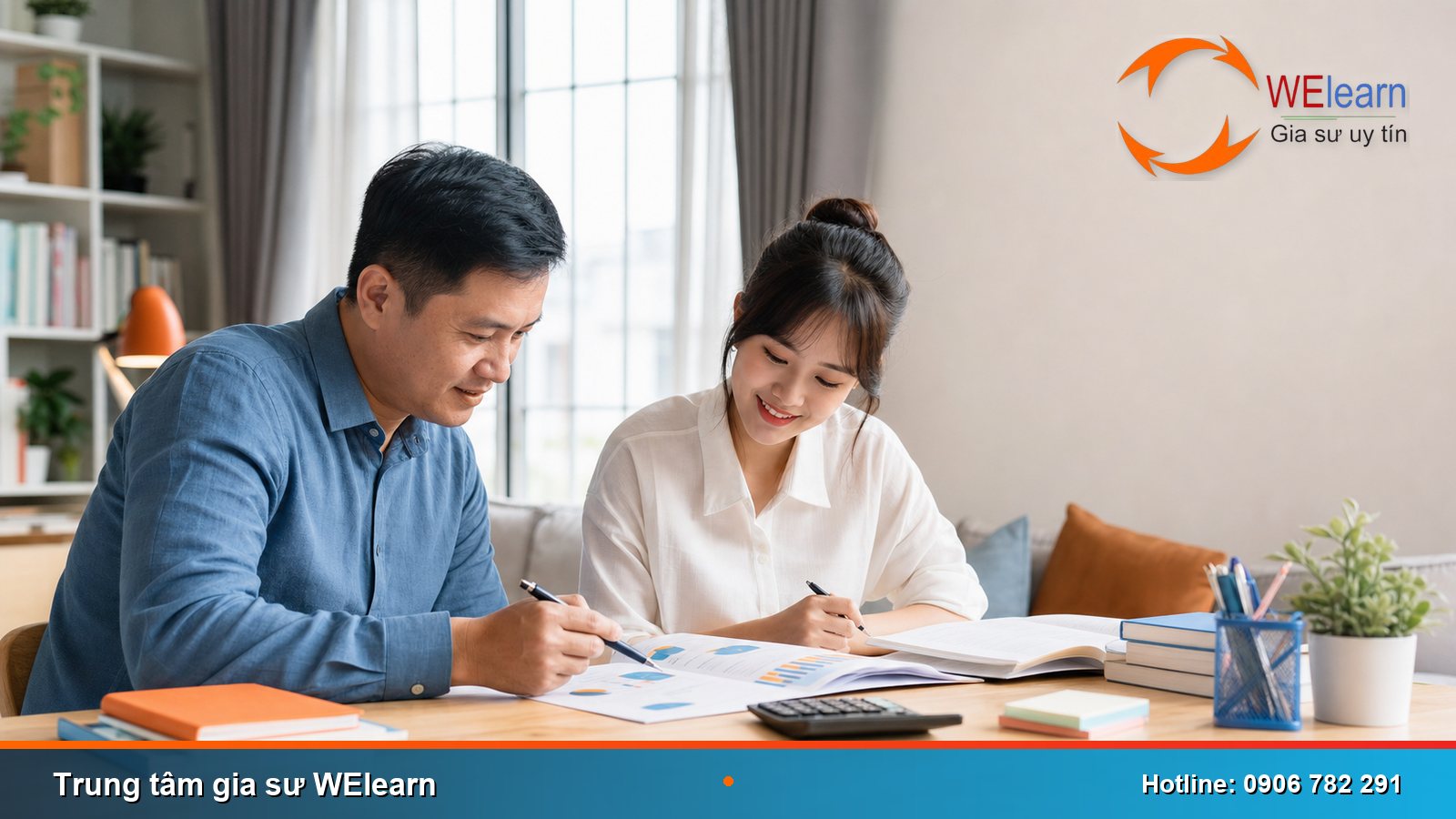Phụ huynh trao đổi bảng giá gia sư tại nhà với WElearn